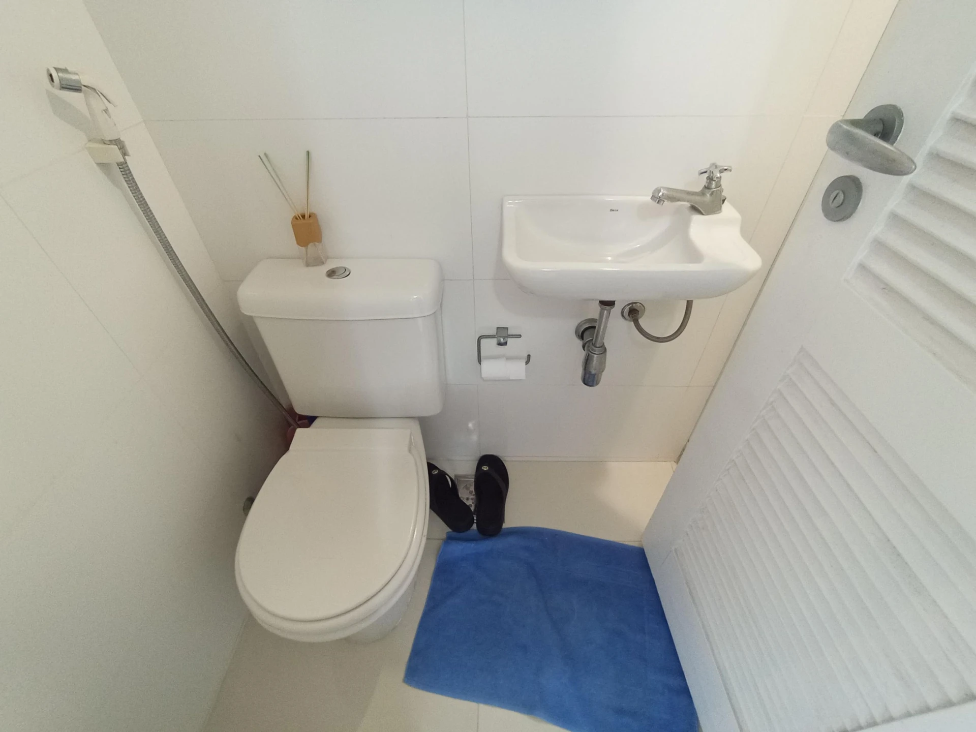 Furnished 3-bedroom apartment with enclosed balcony — photo 47