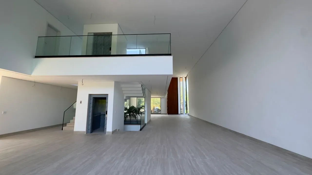 House with 5 bedrooms and floor-to-ceiling windows — photo 6