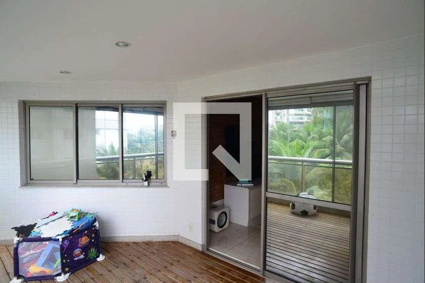 4-bedroom apartment with enclosed glass balcony — photo 23