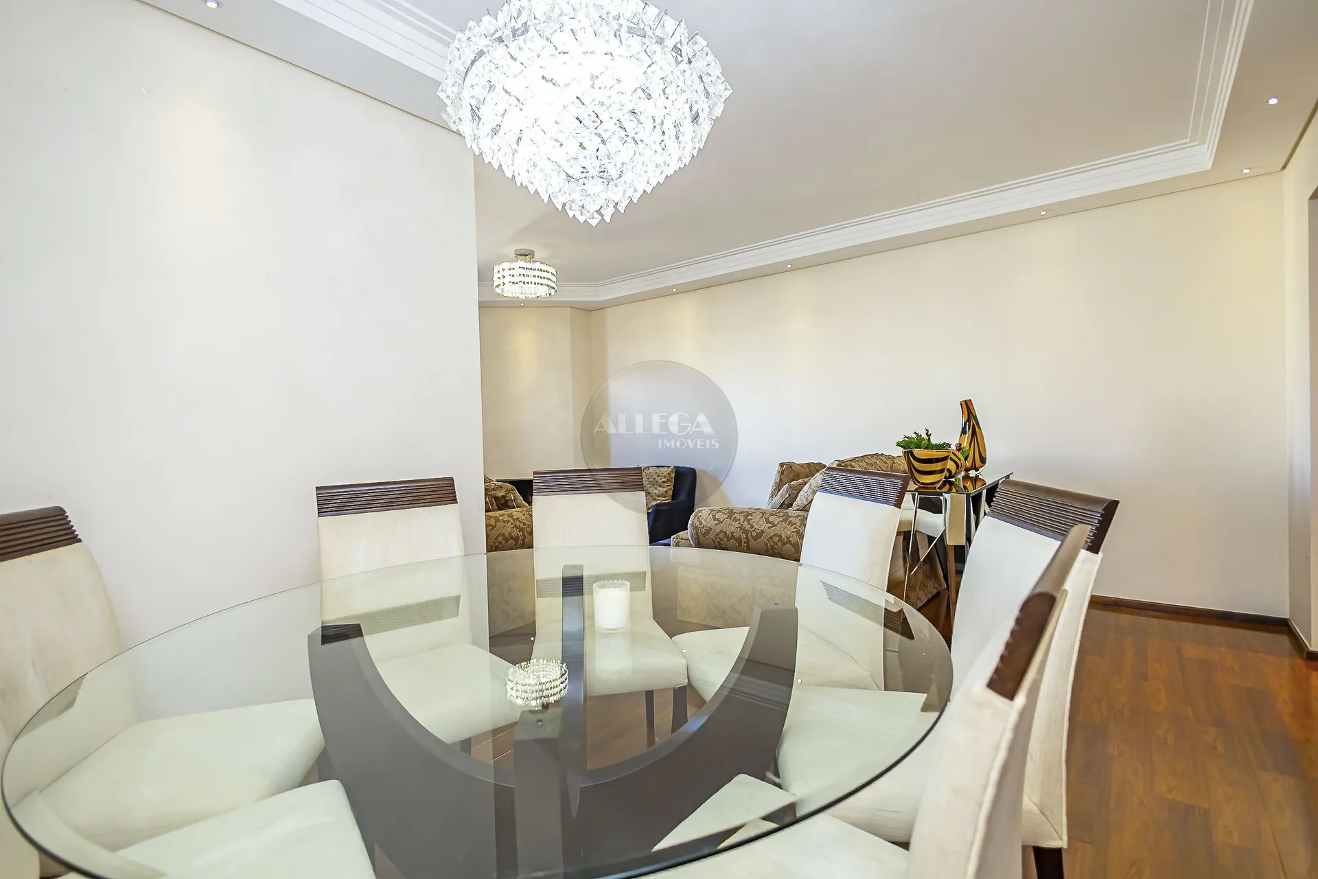 Apartamento com 4 quartos e piso de madeira na sala — photo 3