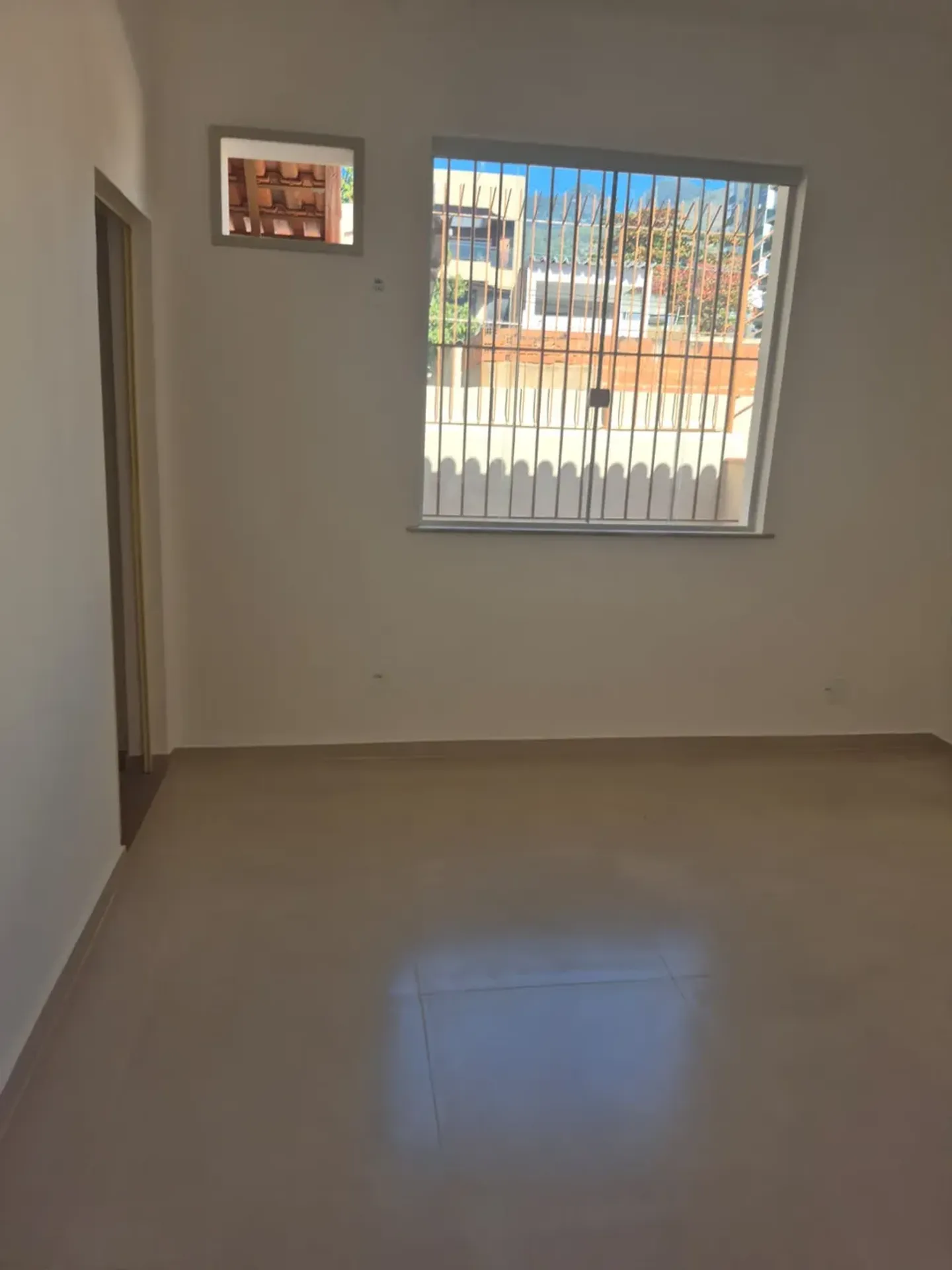 Apartamento sem mobília com cozinha planejada e tanque — photo 2