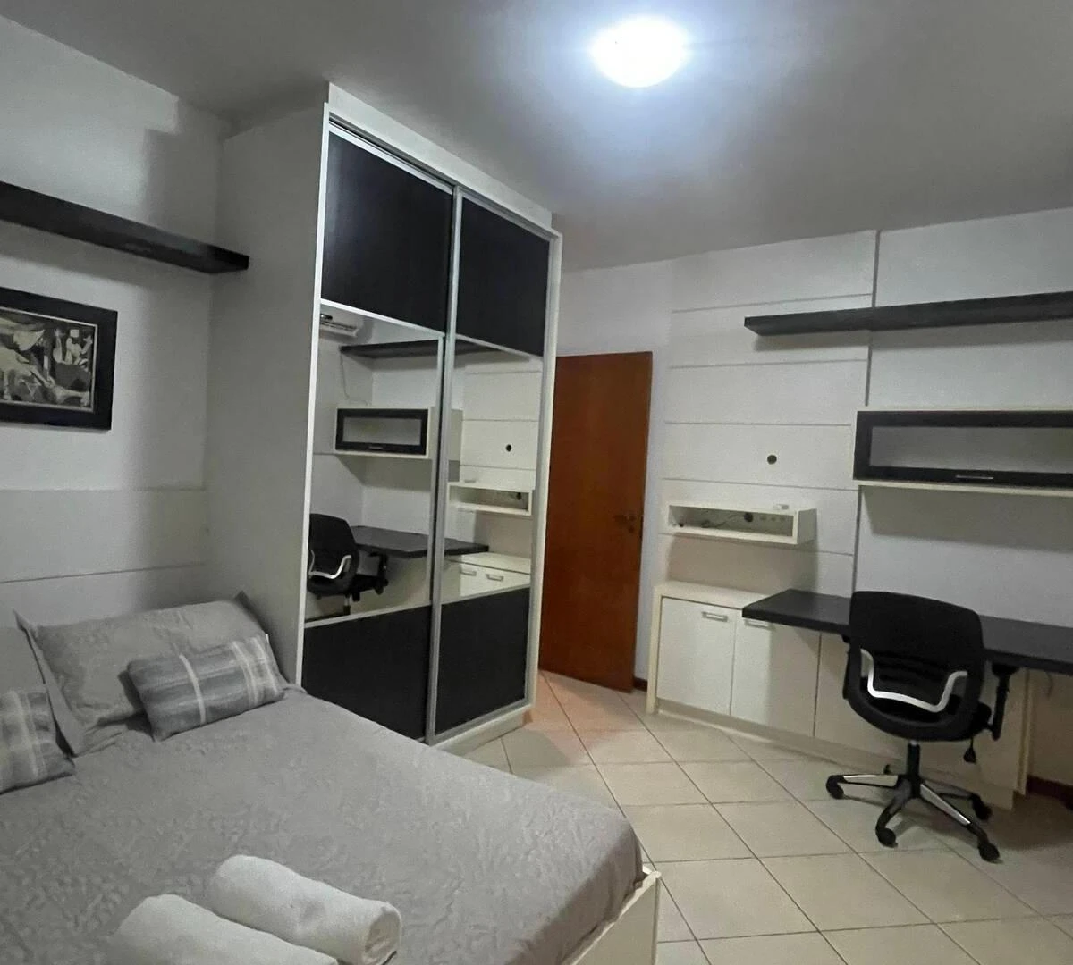 232 m² house with a walk-in closet and a bathtub — photo 21