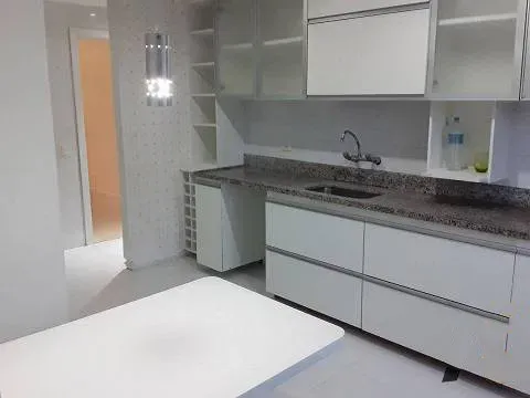 183 m² apartment with a walk-in closet and a bathtub — photo 2