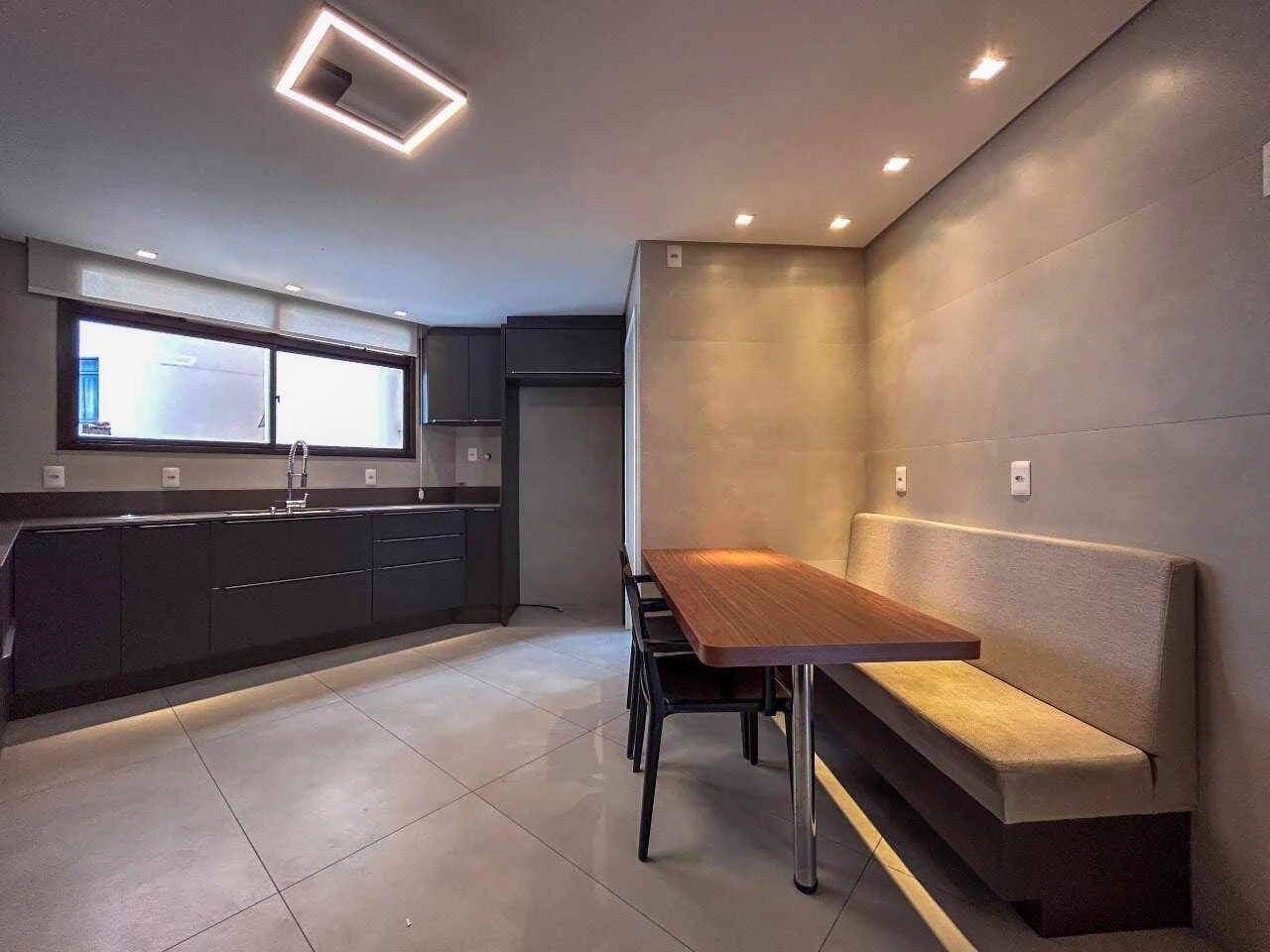 3-bedroom apartment with a home office — photo 2