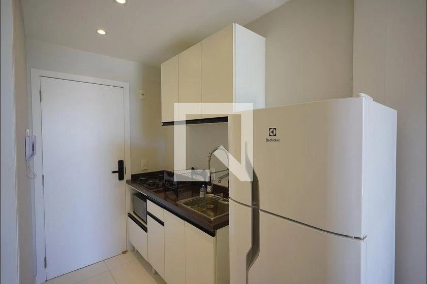 Furnished 1-bedroom apartment with built-in wardrobes — photo 6