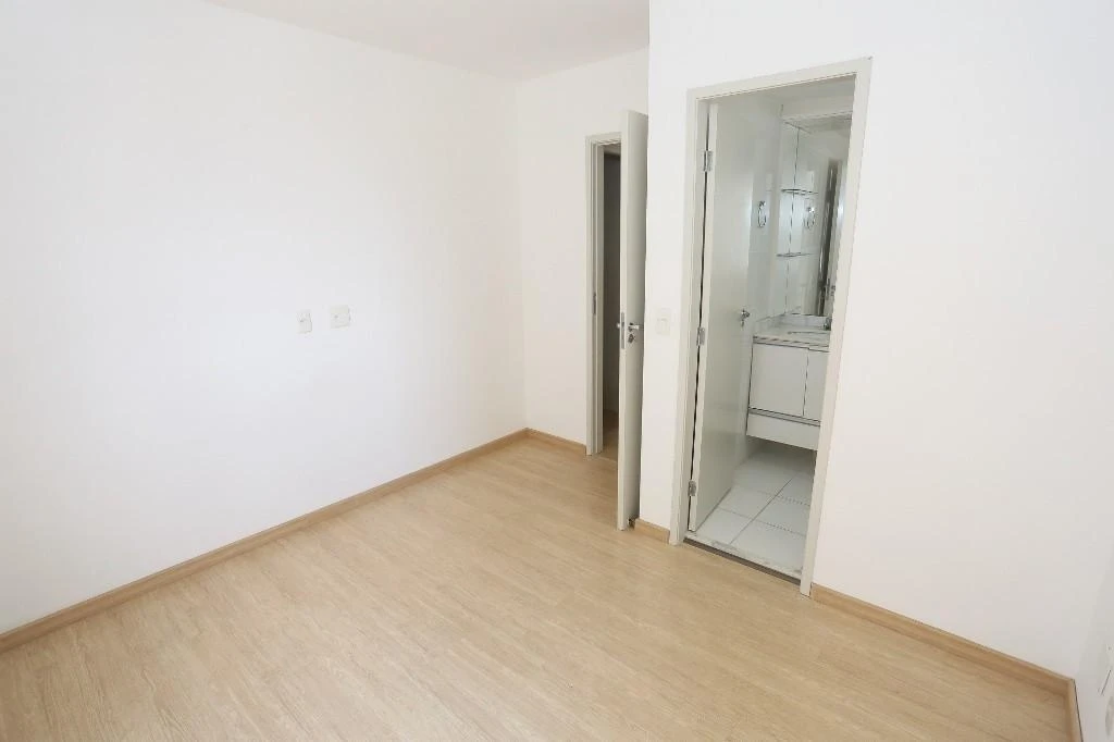 Wood or laminate floors in a 3-bedroom apartment, 62 m² — photo 3