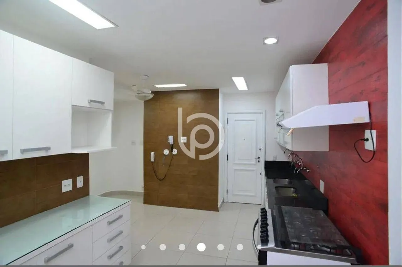 4-bedroom apartment with a closed kitchen and gas stove — photo 2