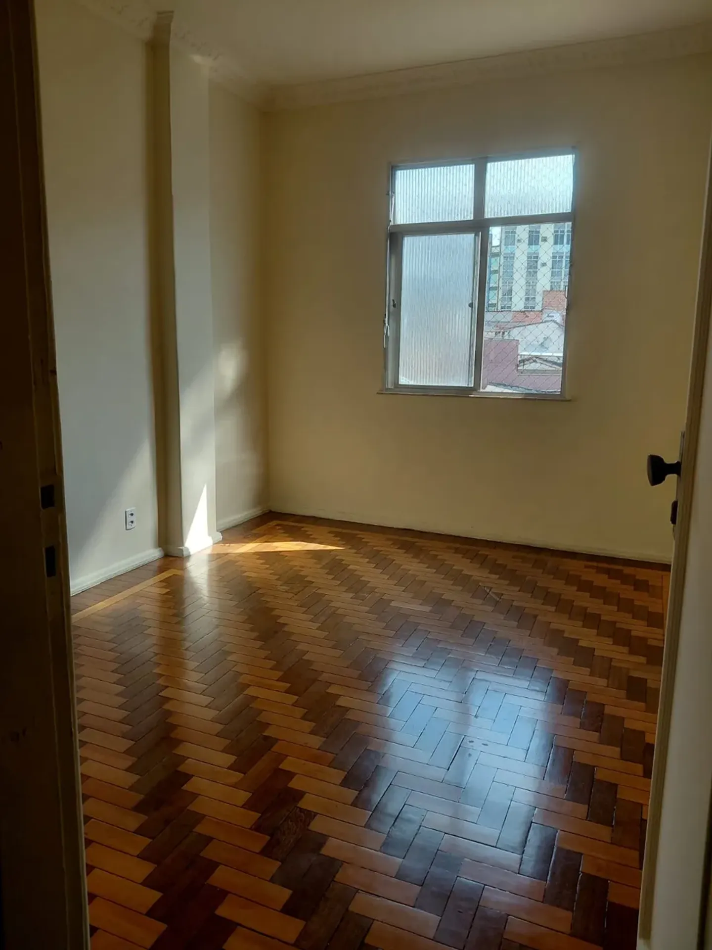 Квартира з 2 спальнями та дерев'яною підлогою або ламінатом — photo 5
