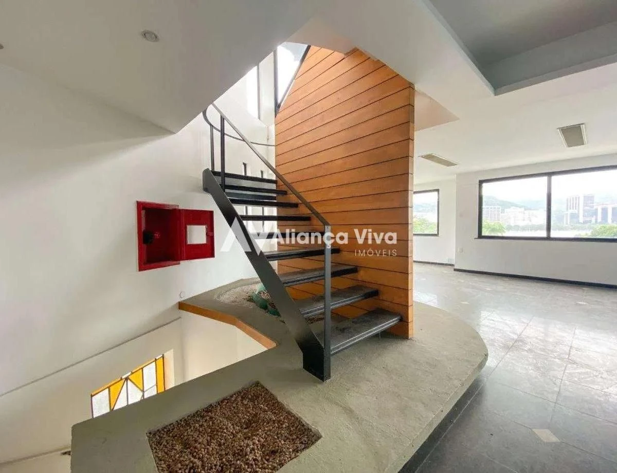 Casa, 824 m², com janelas do piso ao teto — photo 26