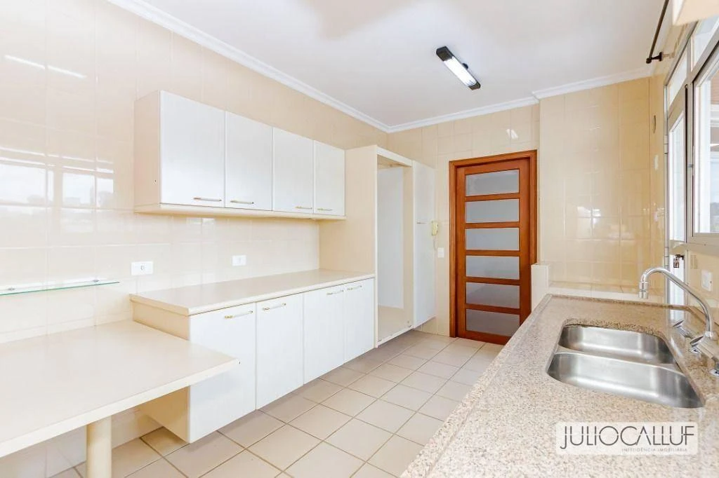 Застеклённый балкон и 3 спальни: квартира 151 м² — photo 18