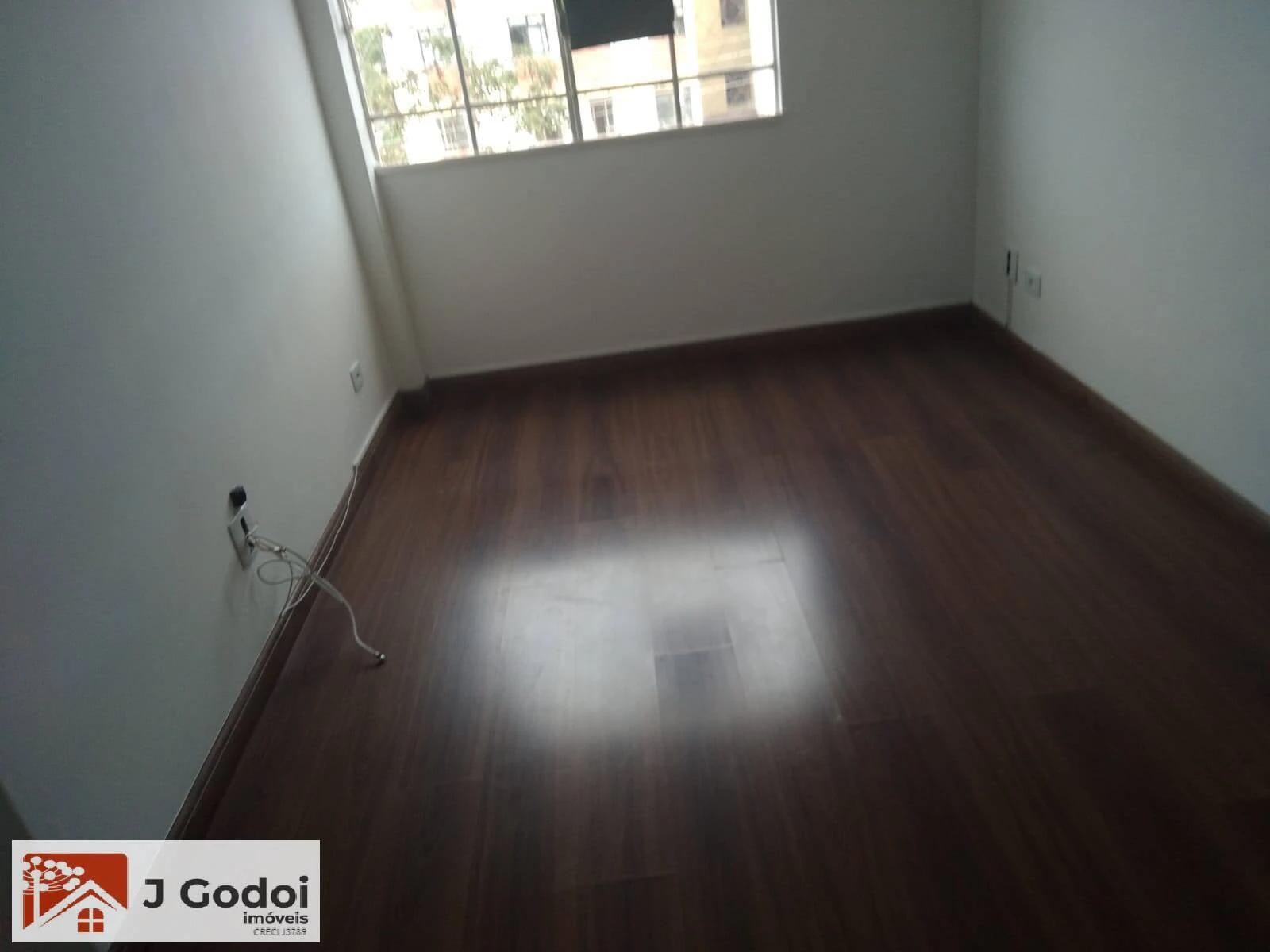 2-bedroom apartment with wood or laminate floors — photo 6