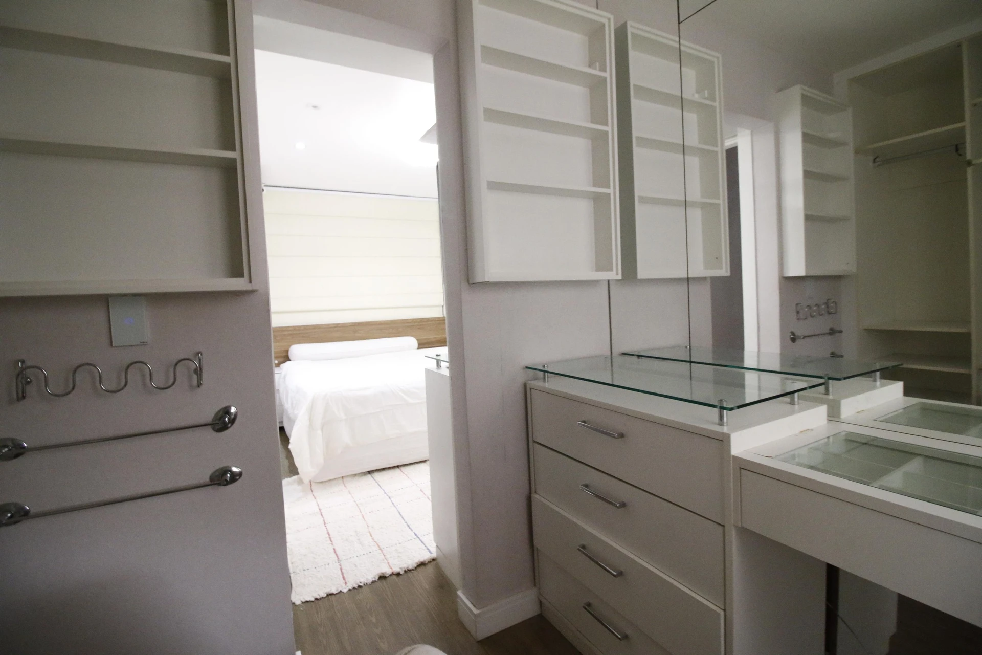 Walk-in closet in a 2-bedroom apartment, 90 m² — photo 26