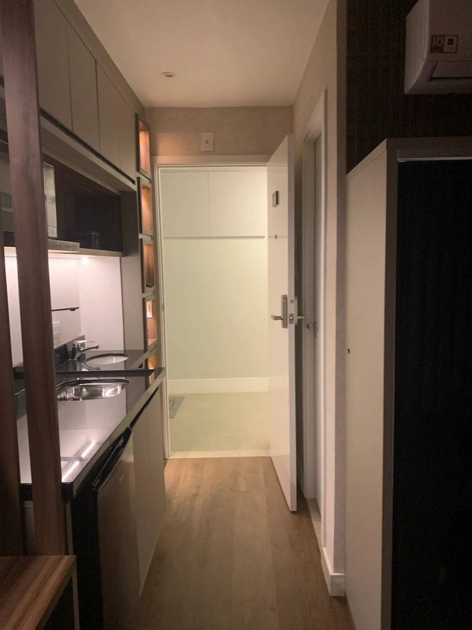 Unfurnished 1-bedroom apartment with a glass shower — photo 16