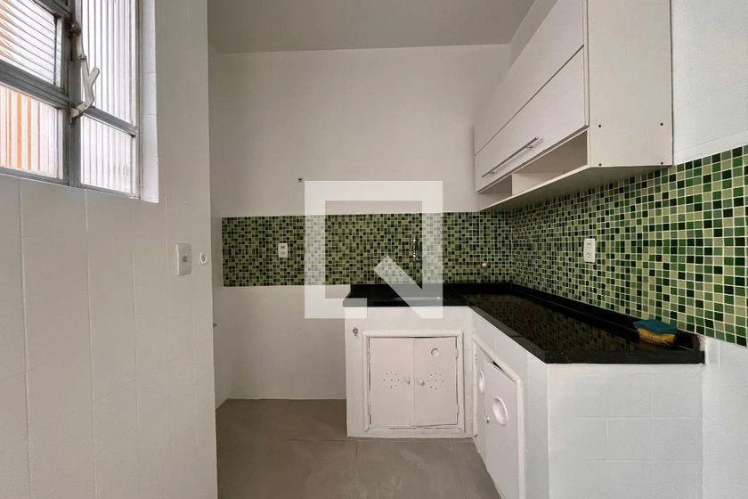 Wood or laminate floors in a 2-bedroom apartment, 80 m² — photo 2