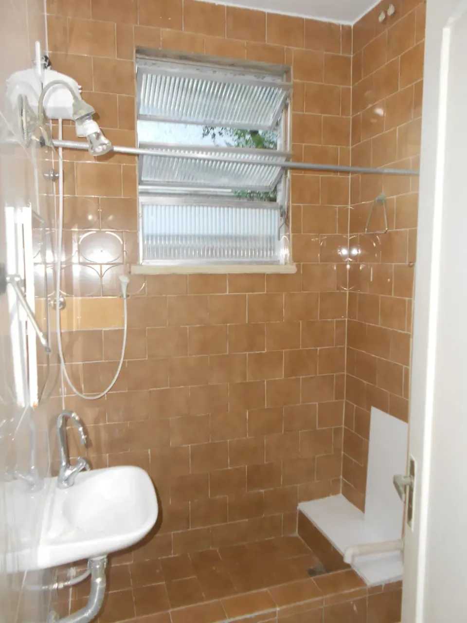 Unfurnished studio with 1 bedroom and wood floors — photo 4