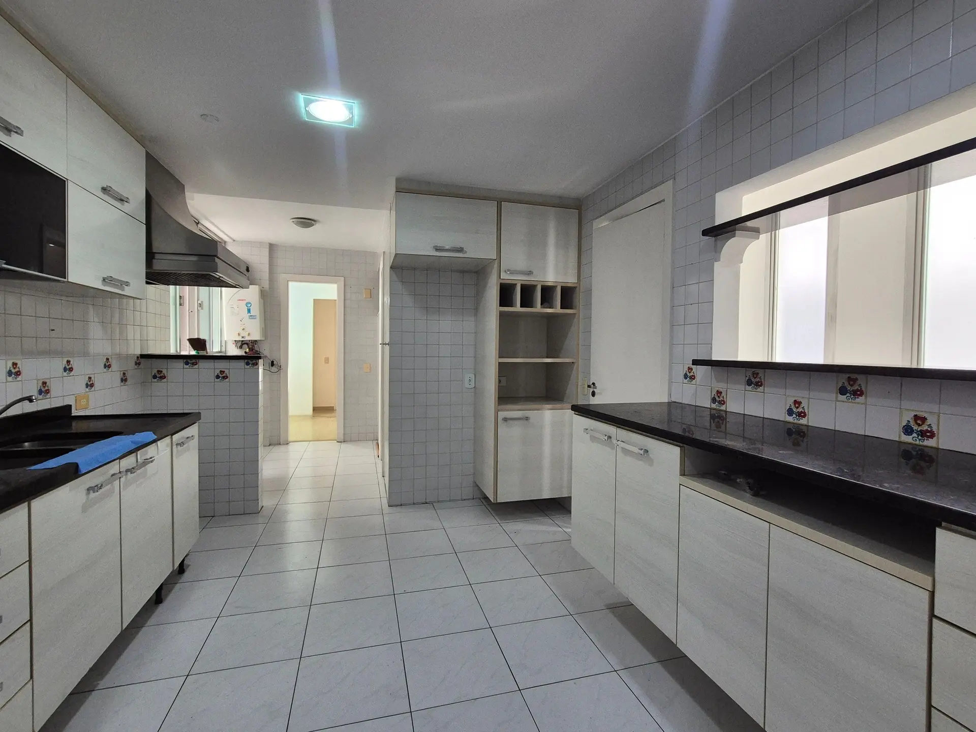 4-bedroom apartment with 3 bathrooms and a balcony — photo 39