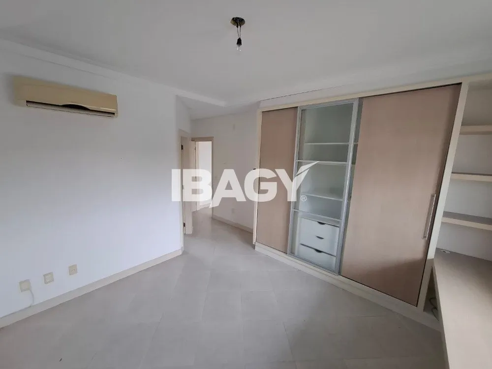 4-bedroom house with 3 suites and 400 m² total area — photo 35