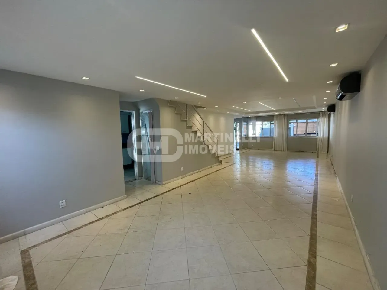 House with 4 bedrooms and 5 bathrooms and a separate kitchen — photo 4