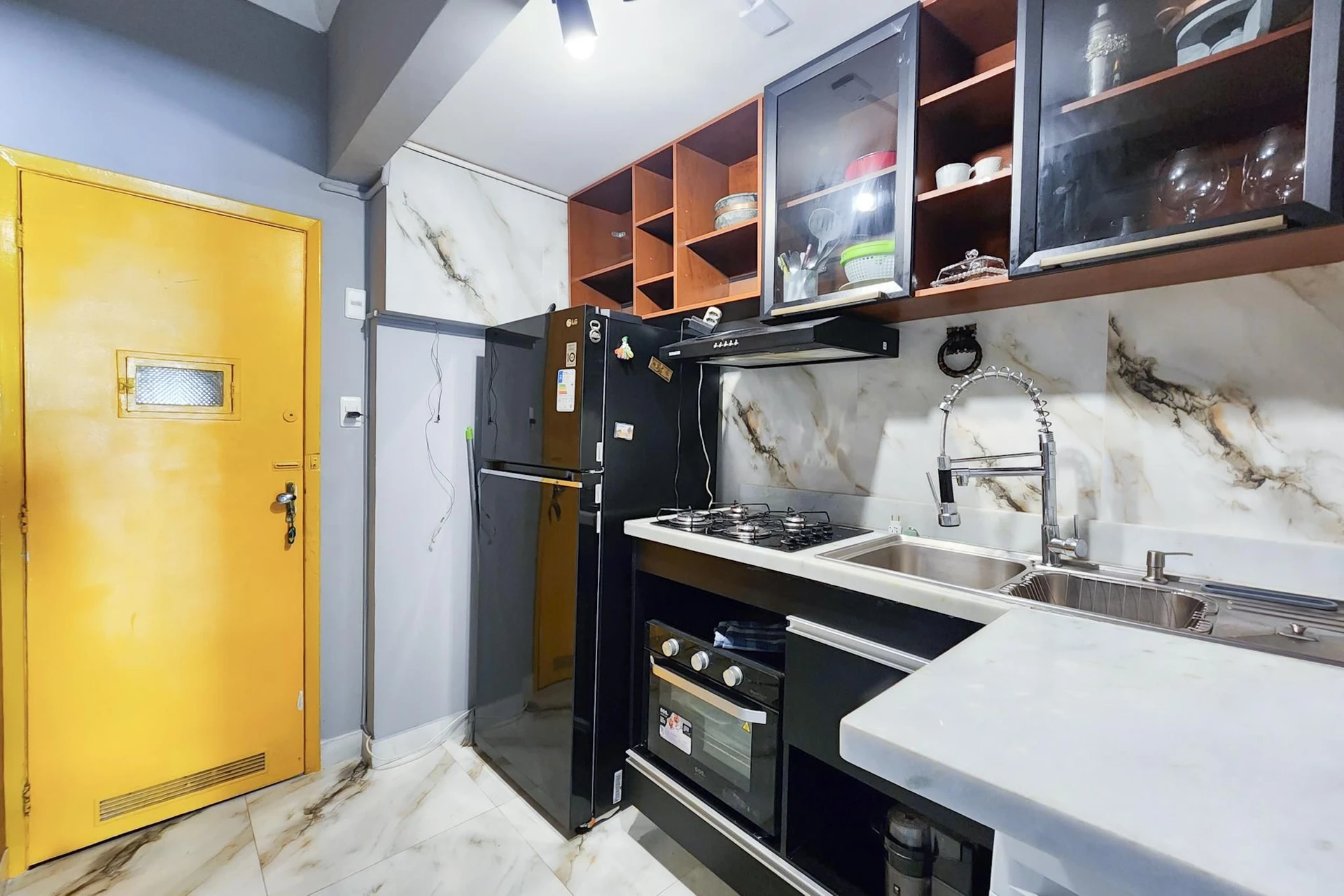 Estudio amueblado con 1 dormitorio y cocina abierta — photo 9