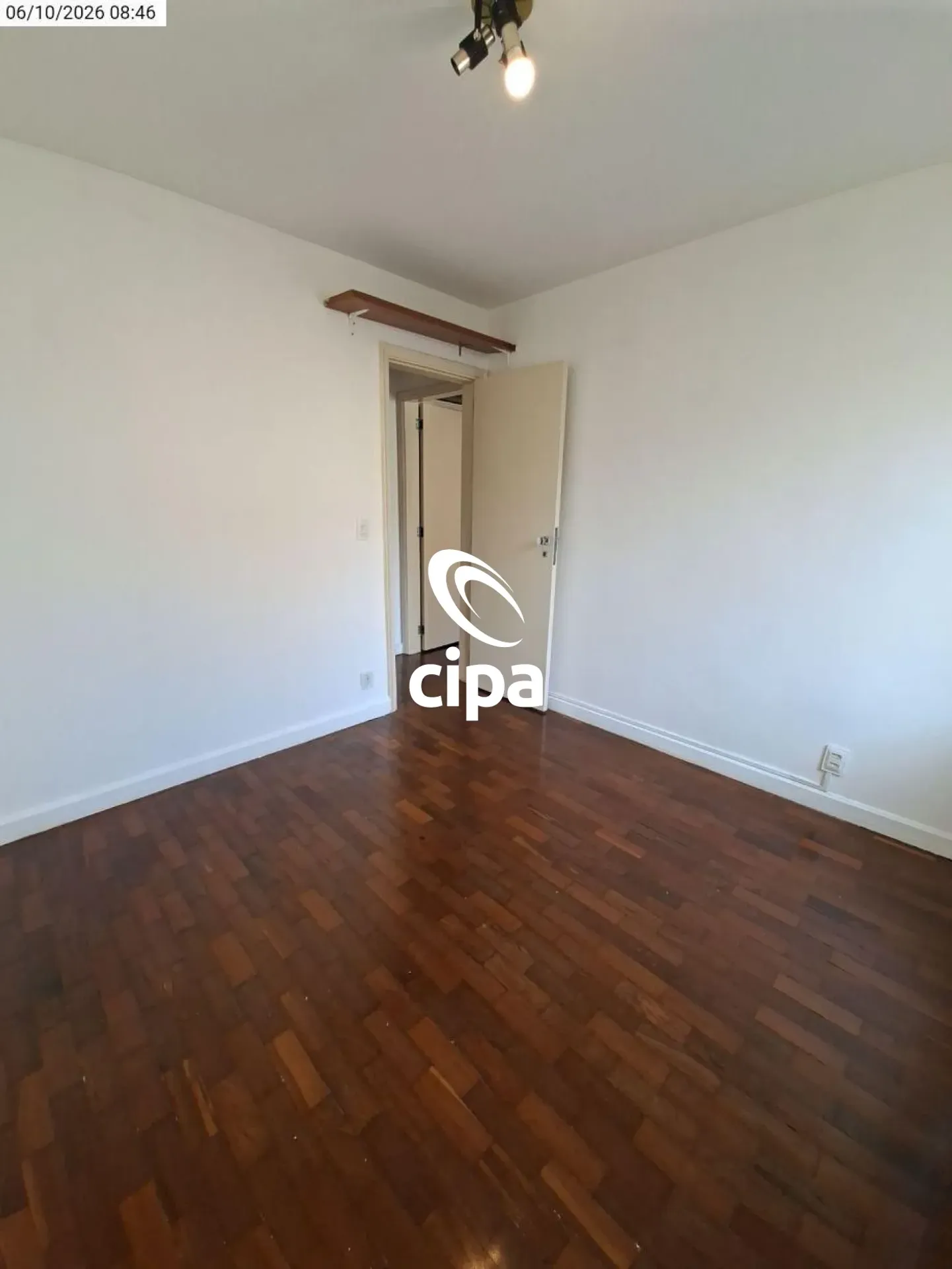Glass-enclosed balcony in a 2-bedroom apartment, 83 m² — photo 4