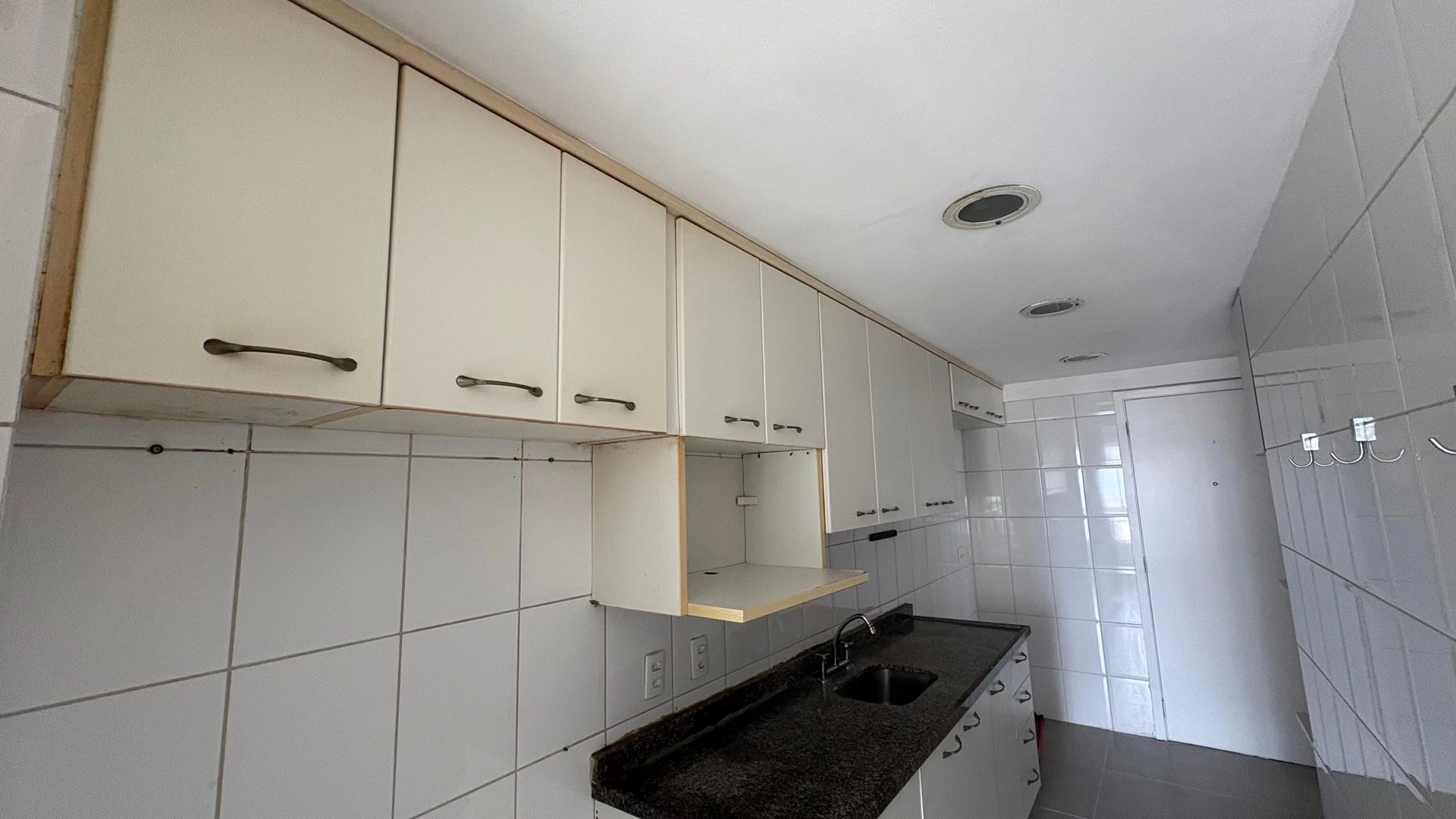 Floor-to-ceiling windows in a 3-bedroom apartment, 105 m² — photo 40