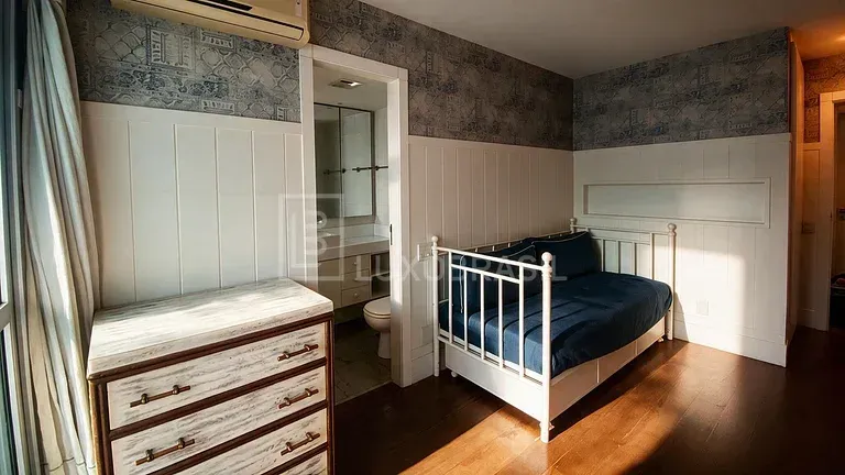 2-bedroom apartment in a building with a gym — photo 4