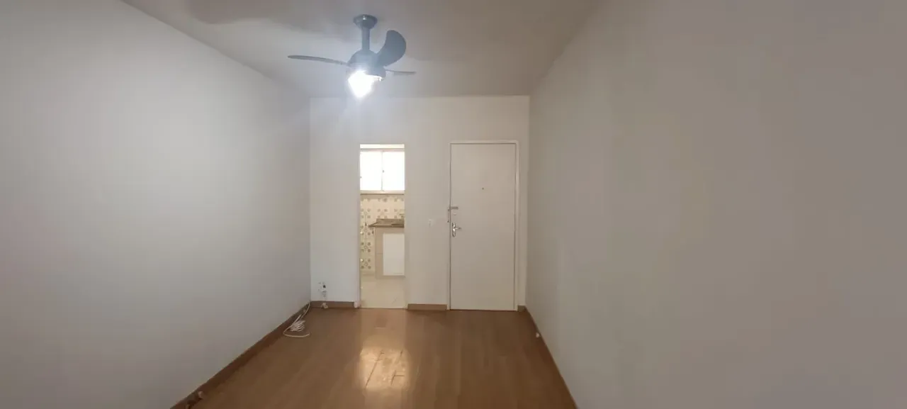 Unfurnished 2-bedroom apartment with wood floors — photo 9