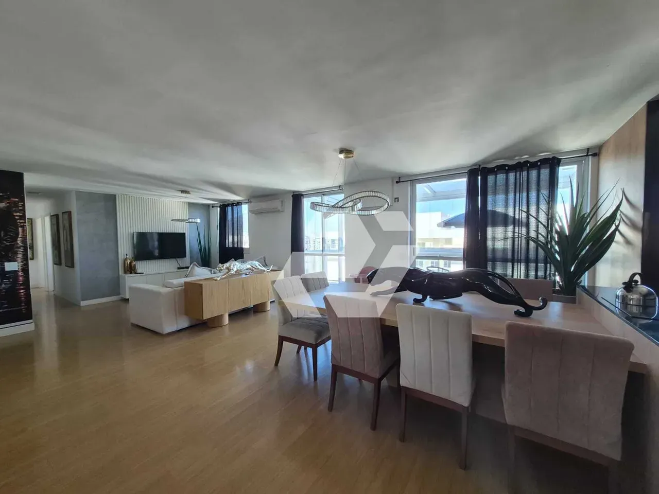 Furnished 4-bedroom apartment with building pool — photo 14