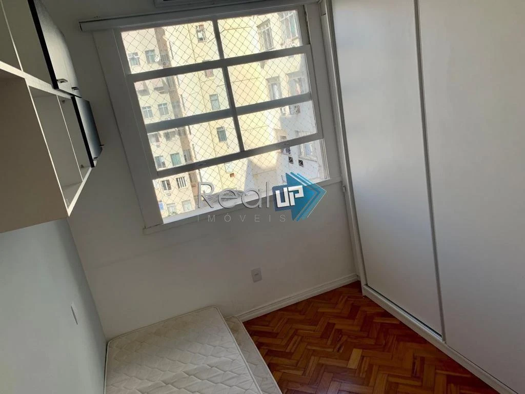 Wood or laminate floors in a 2-bedroom apartment, 80 m² — photo 2