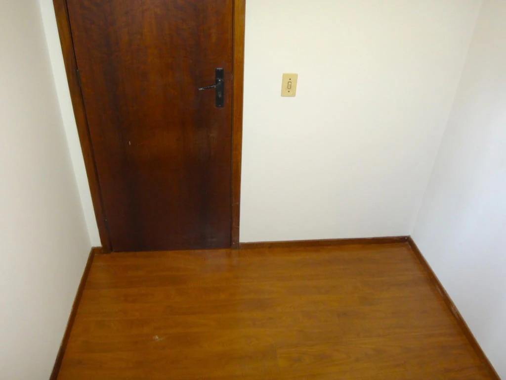 2-bedroom apartment with wood or laminate floors — photo 5