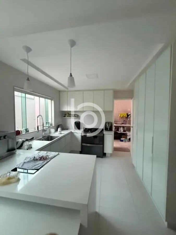 5-bedroom house with a bathtub