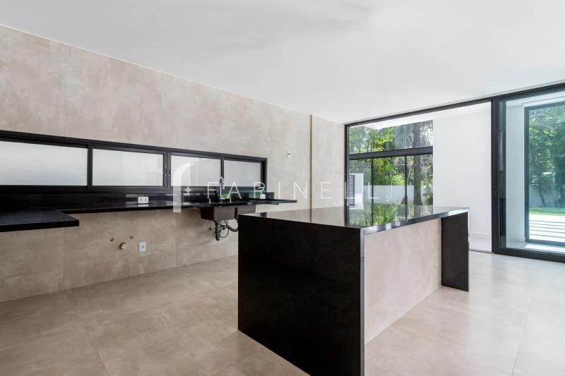 House with 5 bedrooms and open-plan kitchen — photo 24
