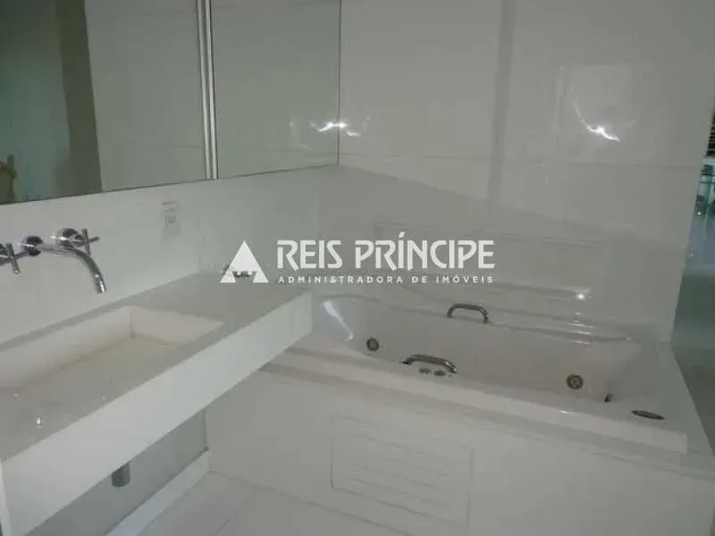 One-bedroom apartment in a building with a pool — photo 13