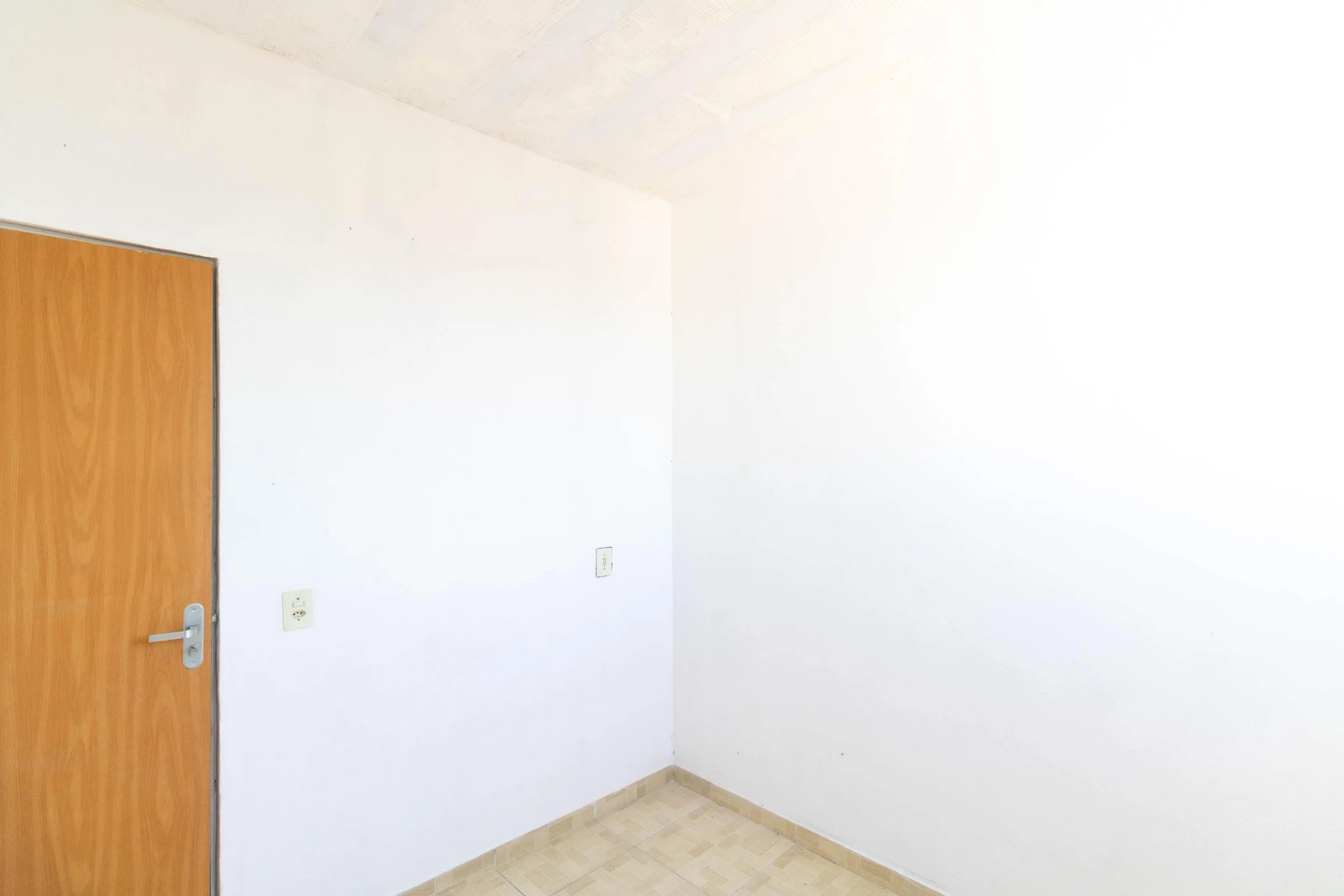 Unfurnished studio with 1 bedroom and 1 bathroom — photo 10