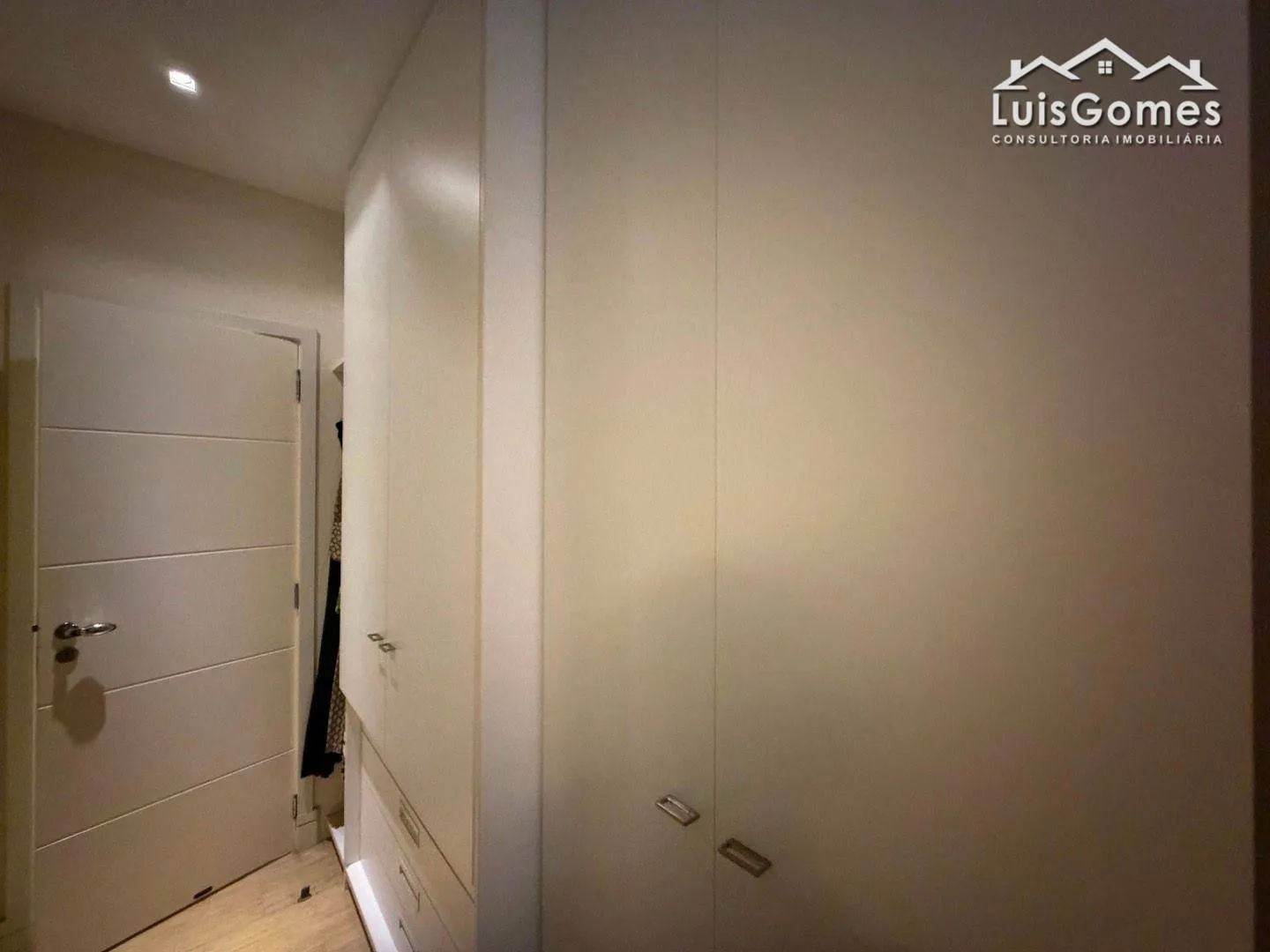 Furnished apartment with 4 bedrooms and 5 bathrooms — photo 35