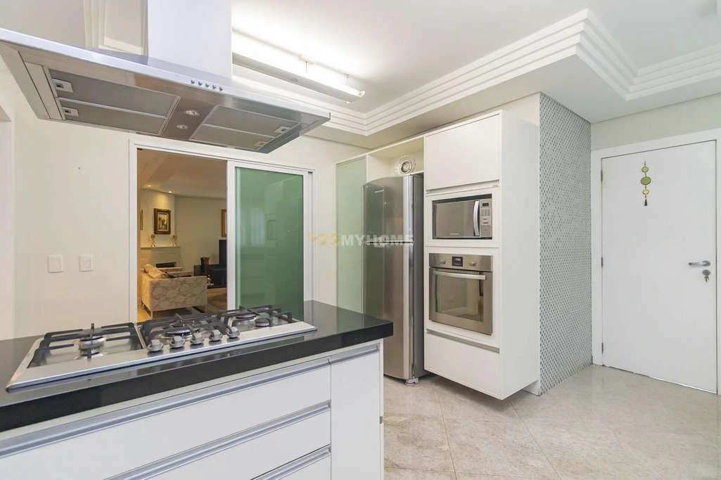 House with 3 en-suite bedrooms and separate gas kitchen