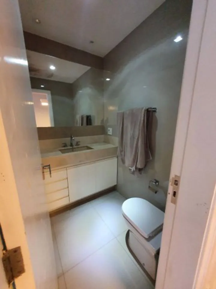 Walk-in closet in a 3-bedroom apartment, 148 m² — photo 12