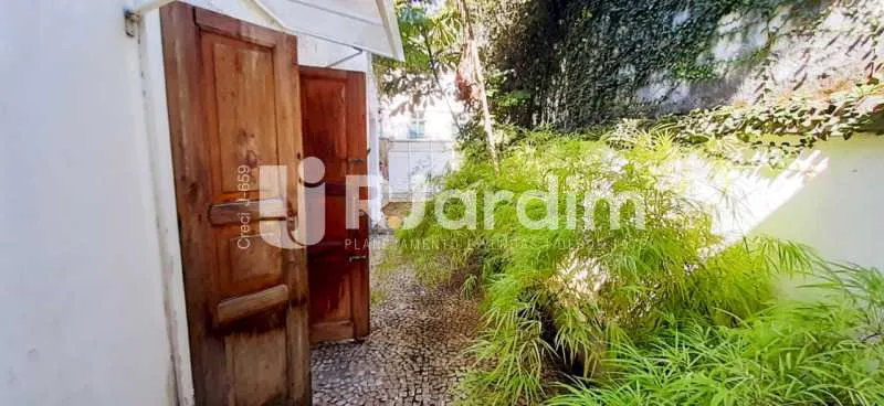Residential house with a closed kitchen and gas stove — photo 15