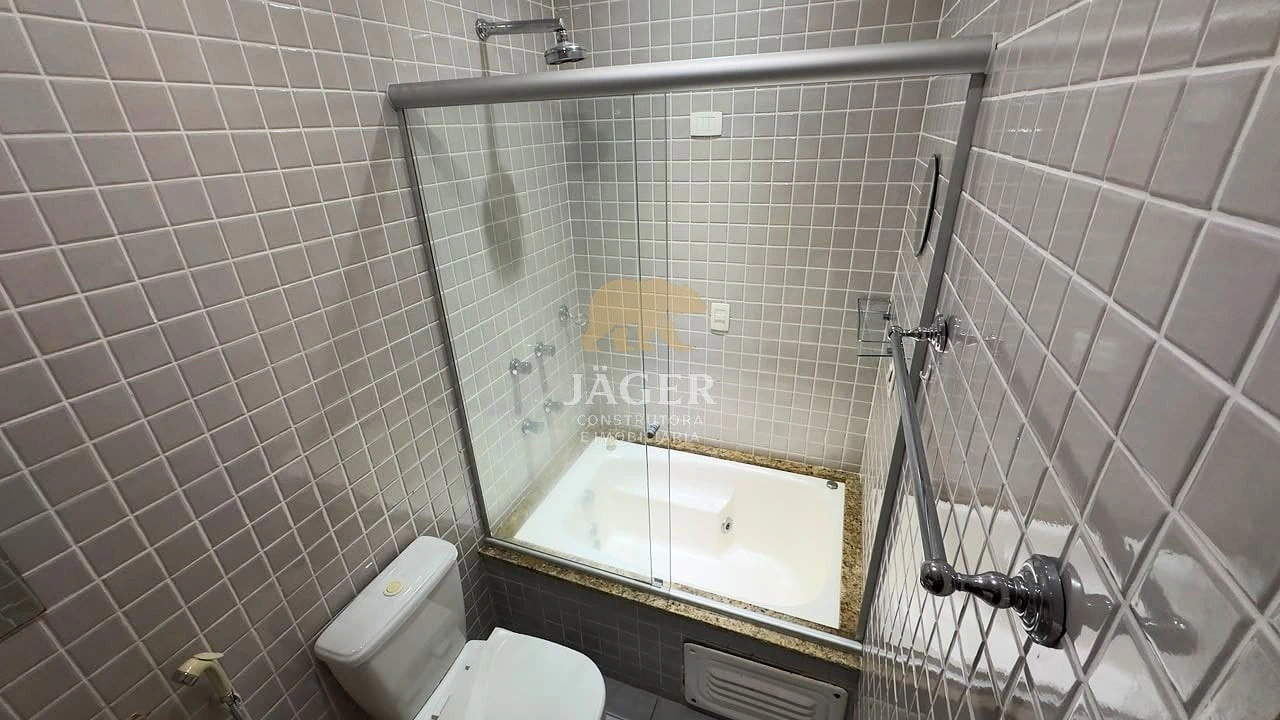 185 m² apartment with a bathtub and a glass-enclosed balcony — photo 26