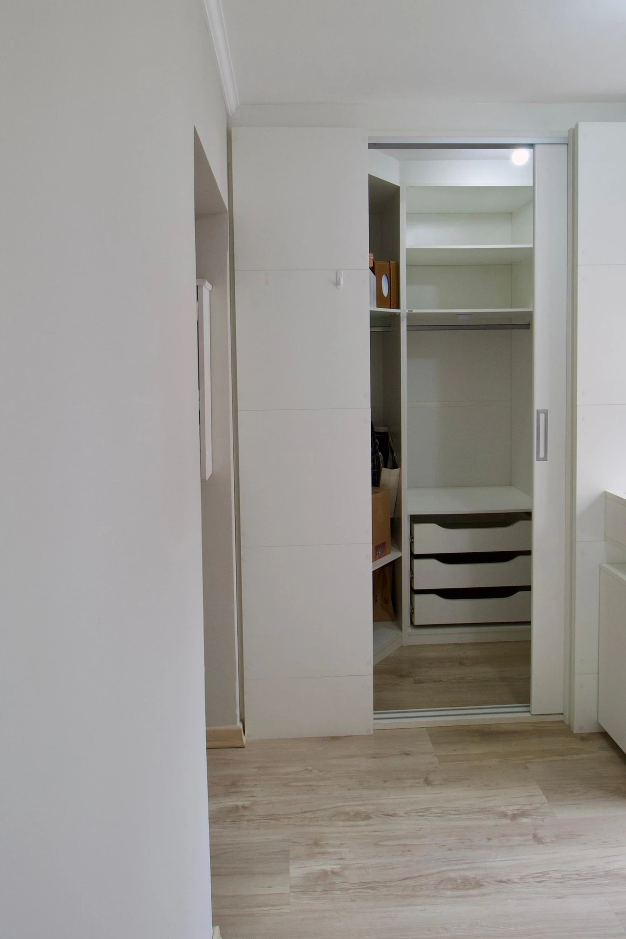 Walk-in closet in a 2-bedroom apartment, 47 m² — photo 20