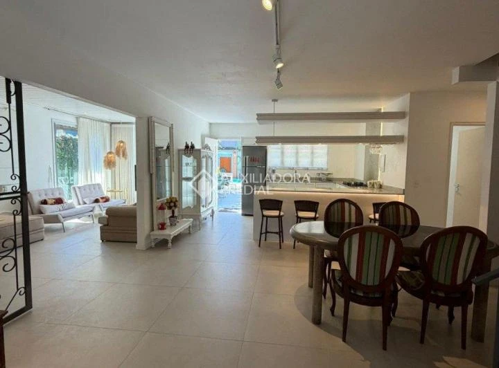 Furnished 400 m² house with an open kitchen and gas stove