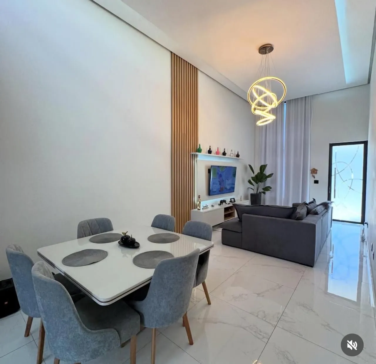 Balcony with a grill in a 3-bedroom house, 250 m² — photo 6