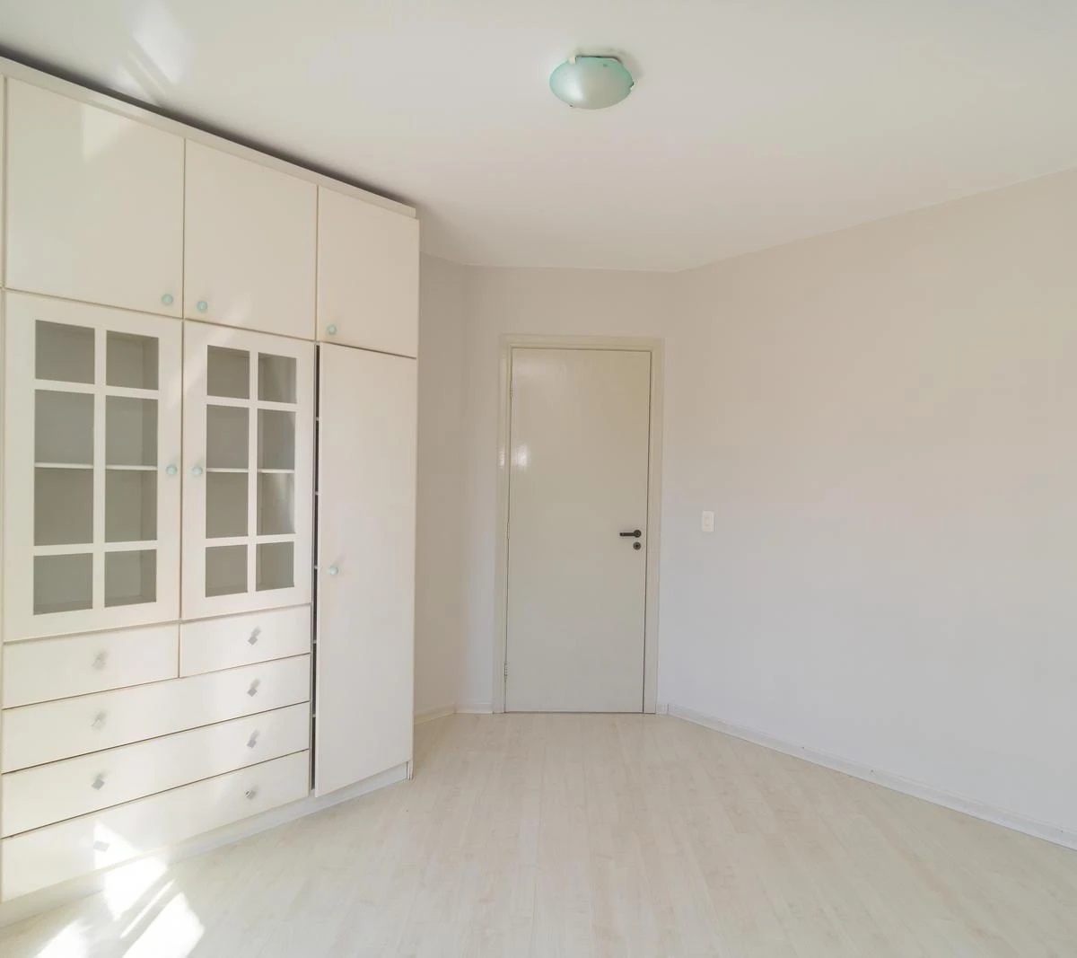 Walk-in closet in a 3-bedroom house, 140 m² — photo 11