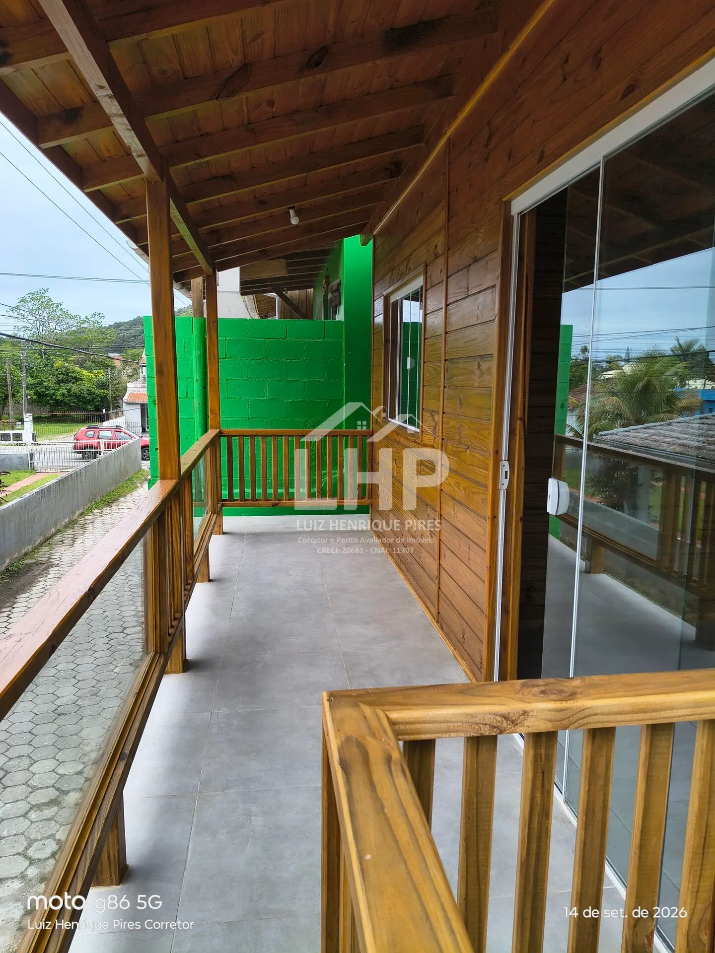 Wood house rental with 2 bedrooms, balcony and parking