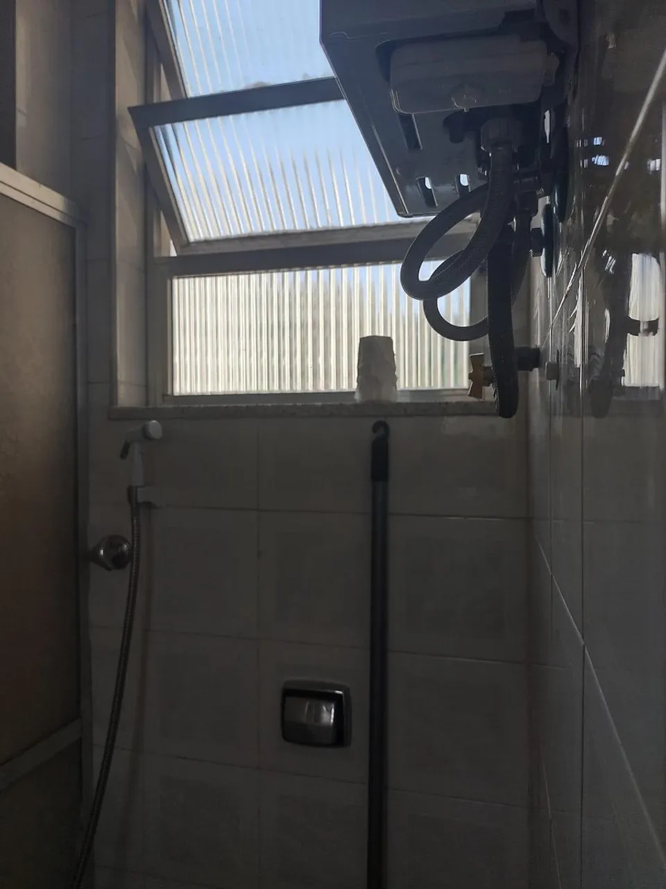 Studio with kitchenette and glass shower enclosure — photo 9