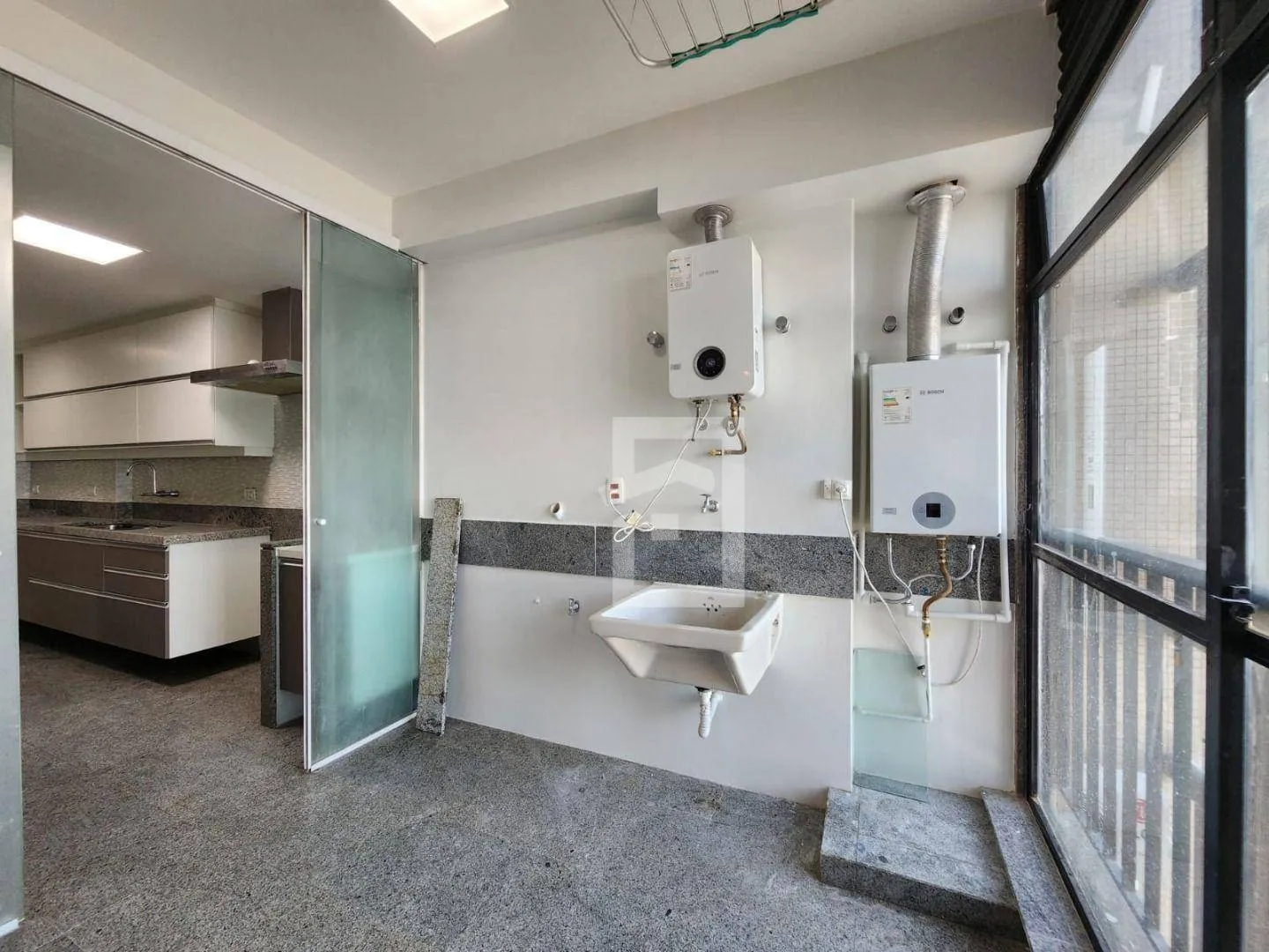 4-bedroom apartment with enclosed balcony and private garden — photo 29