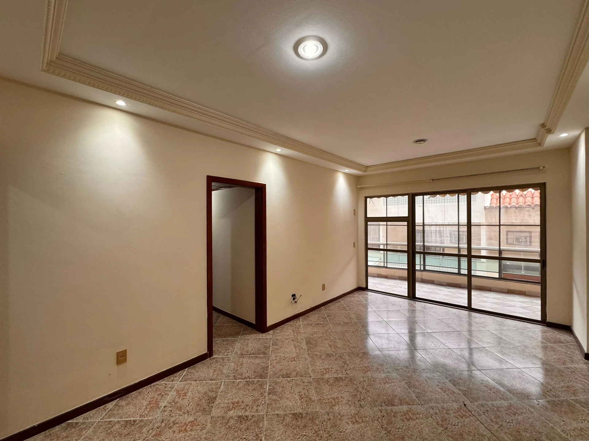 Apartamento sem mobília com 3 quartos e varanda fechada