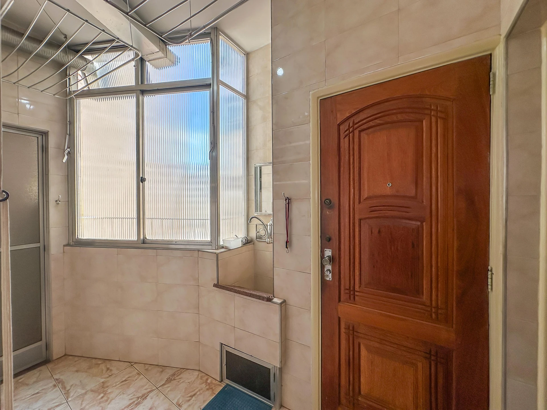 140 m² apartment with a jacuzzi and a bathtub — photo 42