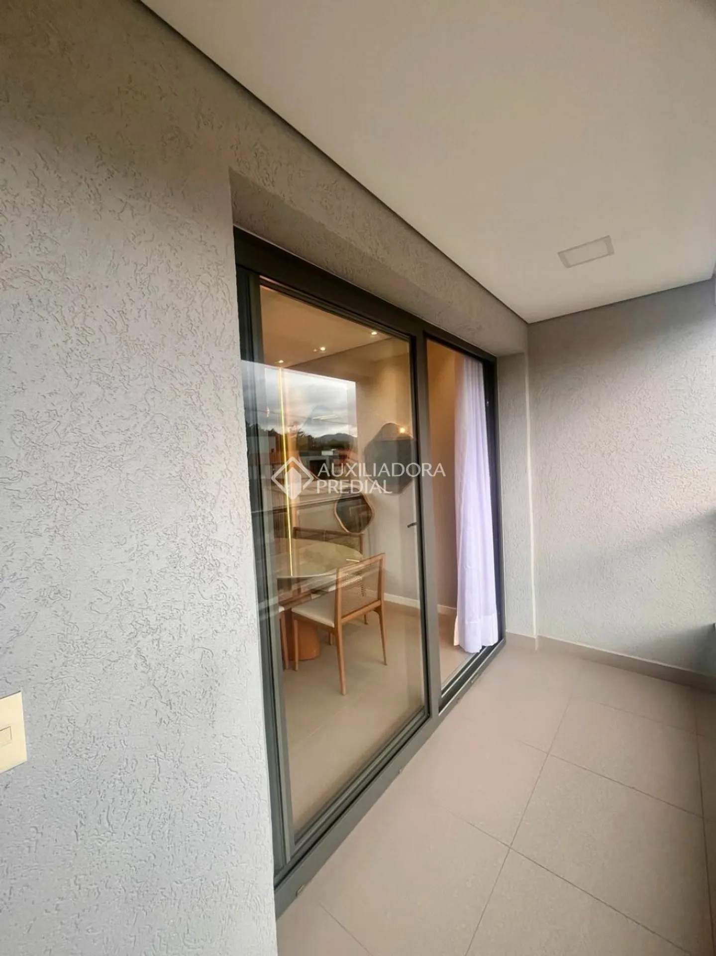 Furnished 92 m² apartment with balcony and 2 parking spots — photo 3