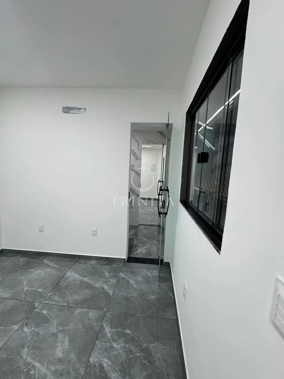 5 quartos e janelas do piso ao teto: casa de 350 m² — photo 13